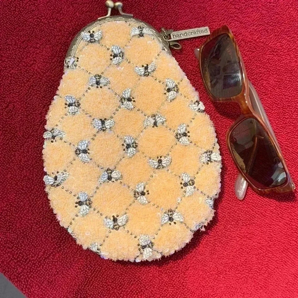Noelle Piegsa- handcrafted Busy  as a Bee-eyeglass case - Picture 2 of 6